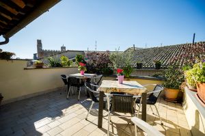 Dalla terrazza si può osservare il panorama dei monumenti circostanti, immersi nella quiete.
