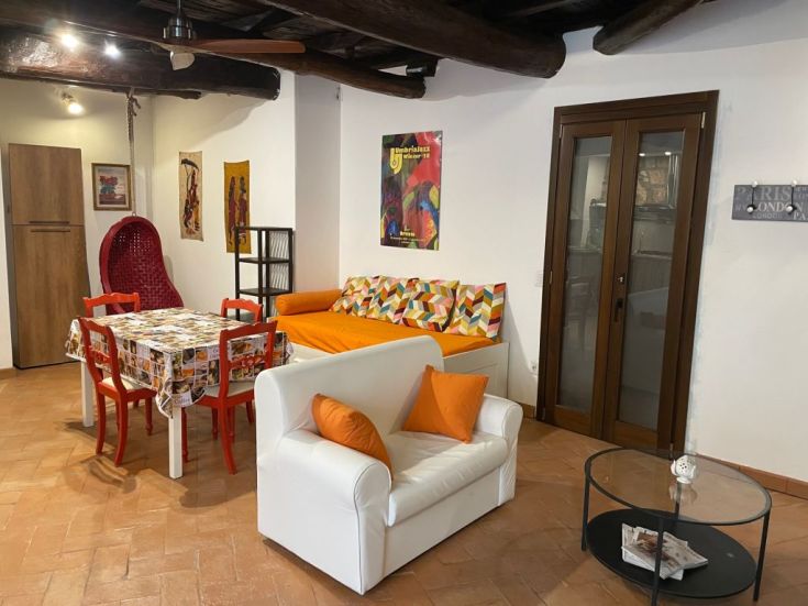 Una sala confortevole con mobili dai colori vivaci, adatta per momenti di relax e convivialità.