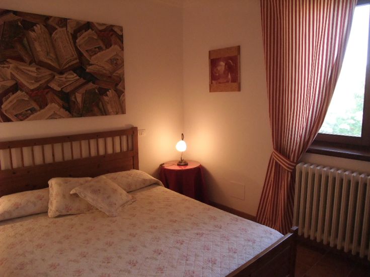 Simple and comfortable room furnished with wooden elements, creating a calm atmosphere.