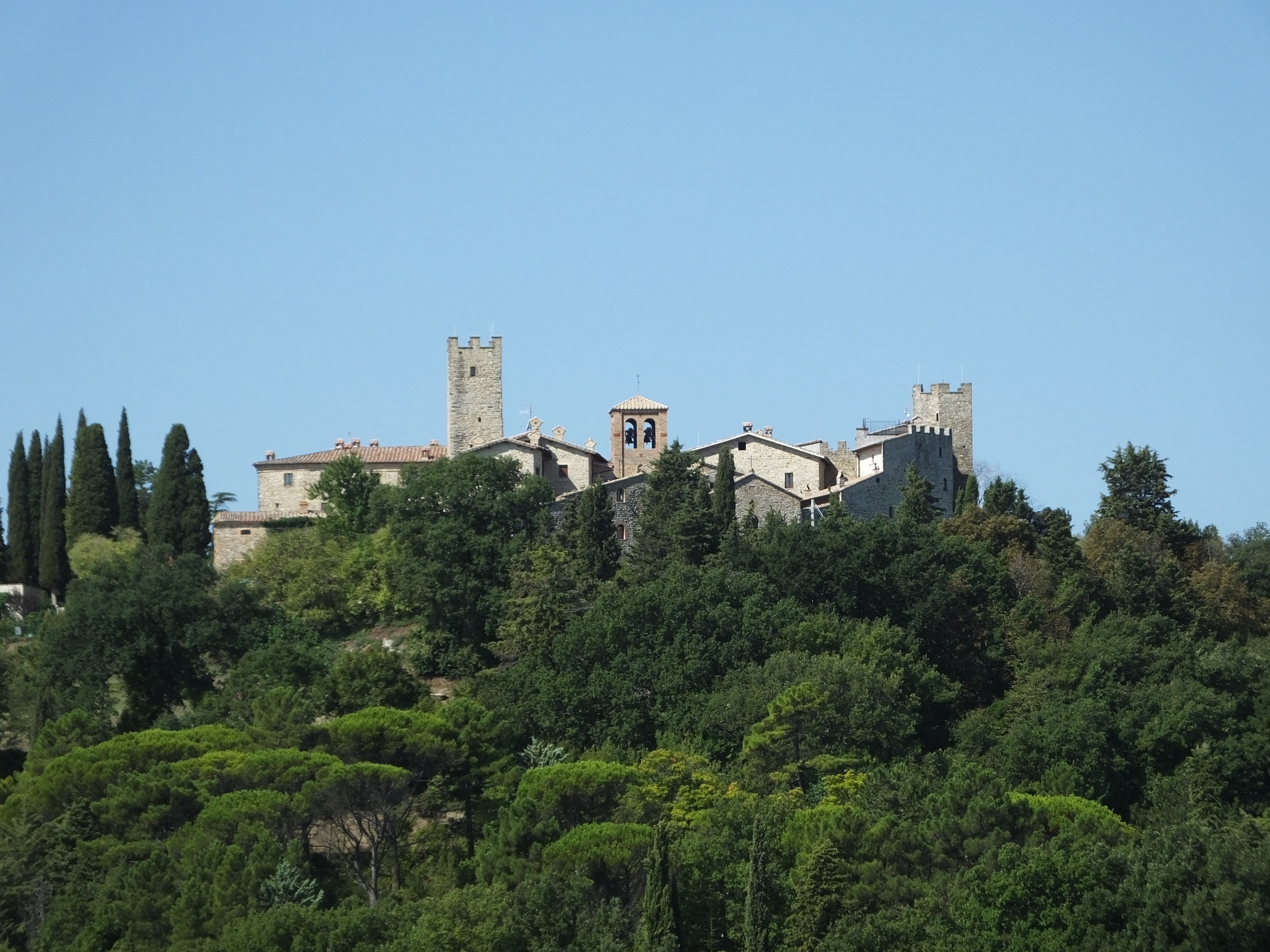 Scena del Castello di Giomici, circondato da verde e vegetazione tipica dell'Umbria.