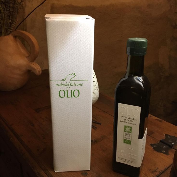 Eine Flasche kaltgepresstes Olivenöl in einer einfachen weißen Verpackung.