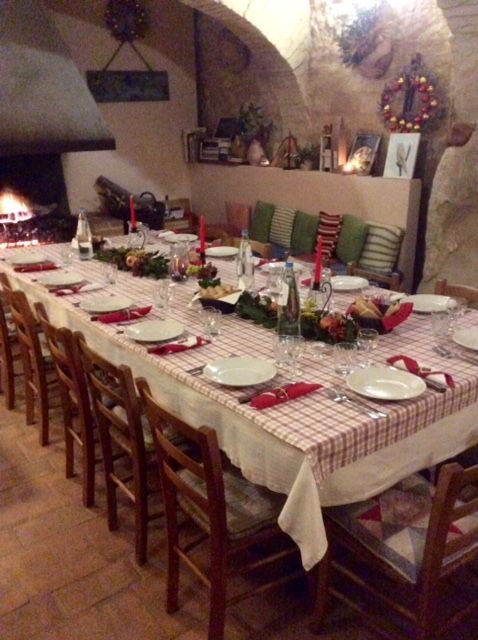 Ein gut gedeckter Tisch in einer einfachen, gemütlichen Umgebung, mit ordentlich angeordneten Tellern und Besteck.