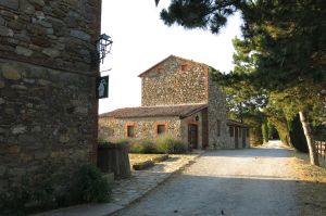 Agriturismo situato nel dolce paesaggio umbro, perfetto per una sosta tranquilla e per attività all'aperto.