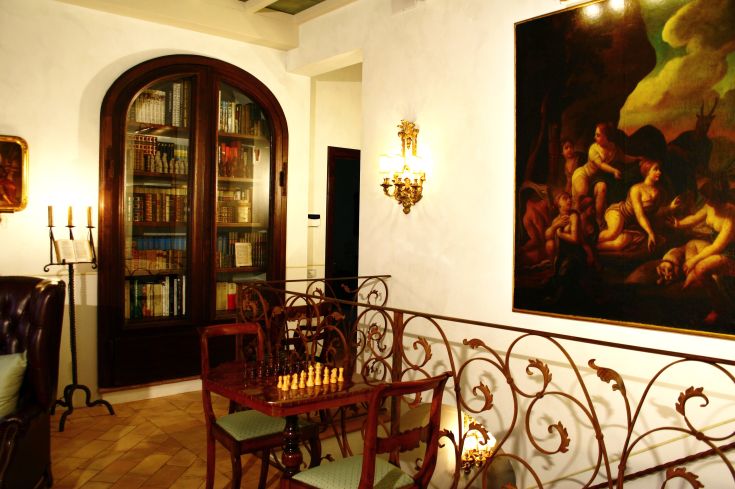 Intimate and relaxed environment with a library and a space for chess games.
