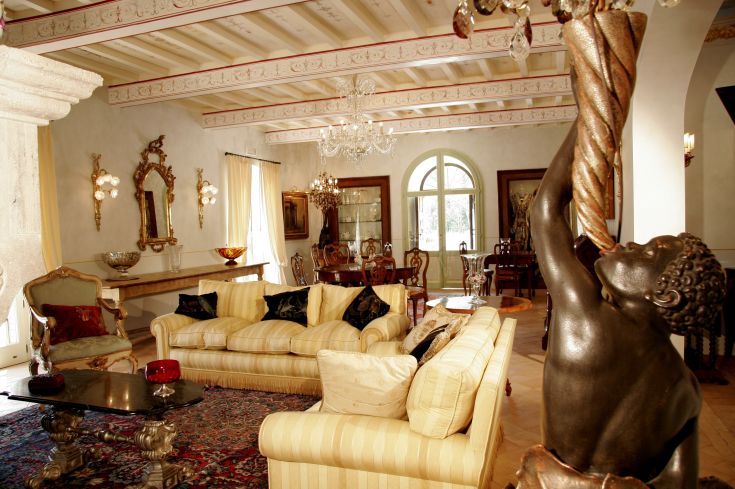 A spacious room with classic furnishings and understated decorations, perfect for moments of togetherness.