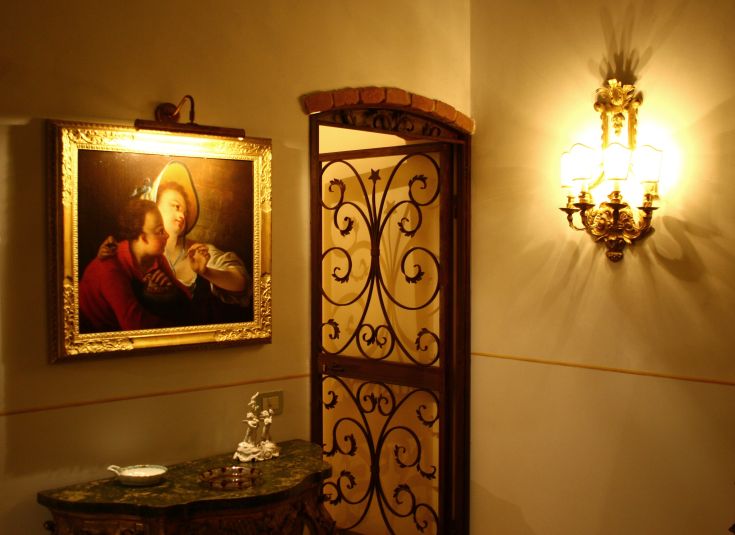 Cozy venue featuring classic furnishings and Flemish style decorations.