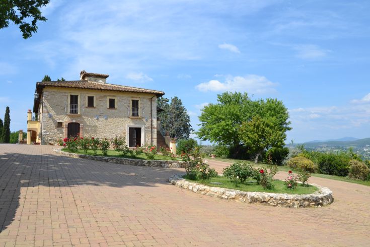 Tenuta Pizzogallo, ristrutturata e immersa nei colori della campagna umbra, risale al XVII secolo.