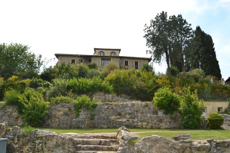Antico edificio del XVII secolo immerso in un giardino. Dispone di suite e appartamenti per un soggiorno rilassante.