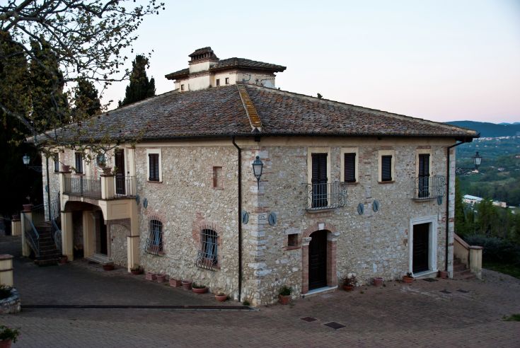 La storica Tenuta Pizzogallo del XVII secolo, recentemente ristrutturata, propone suite e mini appartamenti attrezzati per un soggiorno confortevole.