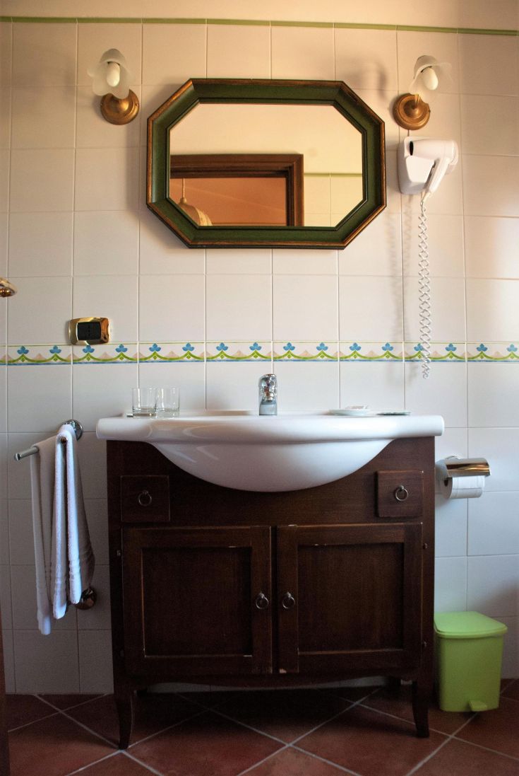 Bagno semplice con elementi in legno e accessori funzionali.