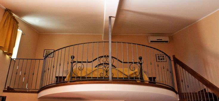 Un loft semplice con soppalco arredato, adatto per un soggiorno rilassato.