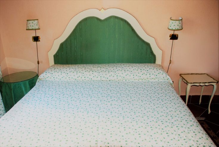 Camera da letto caratterizzata da un letto matrimoniale e arredamento sobrio, adatta per momenti di relax.