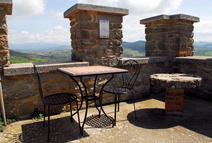 A table and two chairs facing a stunning panorama. A serene spot for a contemplative break.