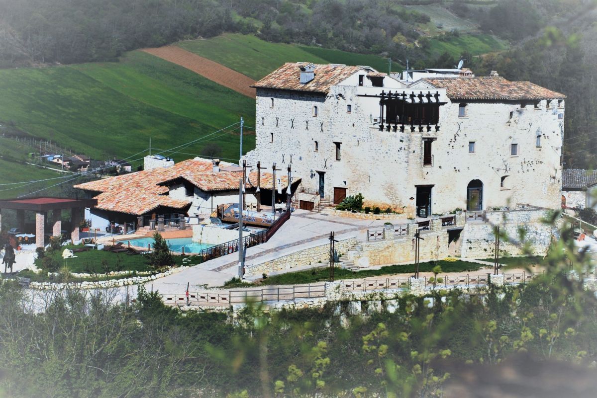 Castello medievale del 1392 immerso nel paesaggio collinare umbro, adatto per una piacevole vacanza.