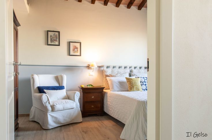 Simple room with rustic furnishings, perfect for relaxation and tranquility.