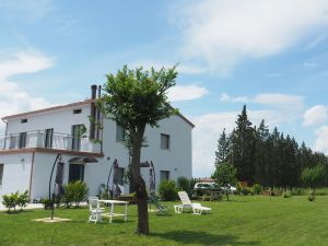 Un'accogliente struttura circondata dalla natura umbra, perfetta per un soggiorno all'aperto.