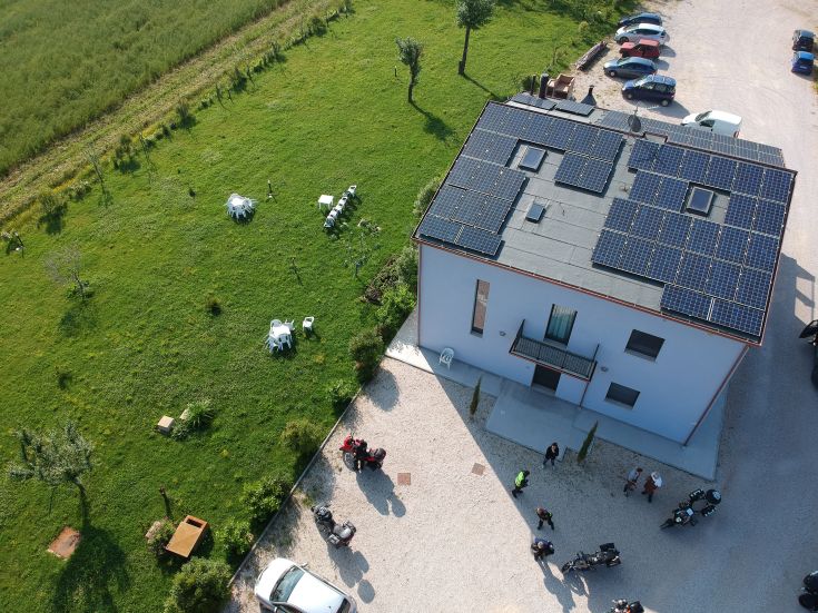 Un agriturismo situato in un'area verde, progettato per offrire comfort e pratiche ecologiche.
