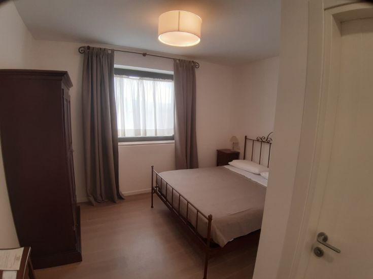 Camera semplice e confortevole con letto matrimoniale, ideale per un soggiorno tranquillo in agriturismo.