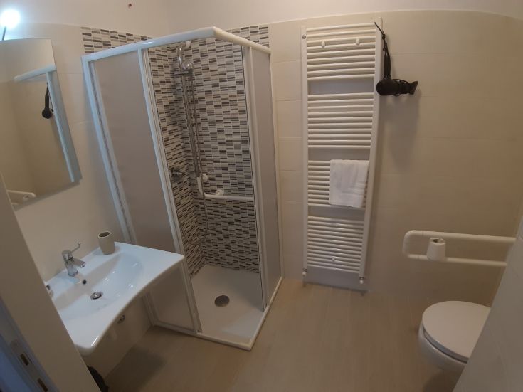 Bagno semplice in agriturismo, con doccia e arredamenti funzionali per il soggiorno.