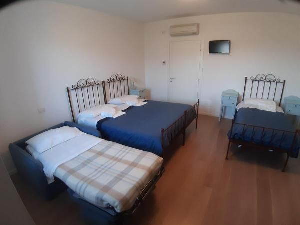 Camera dell'Agriturismo La Semente, con letti confortevoli e sistema di climatizzazione.