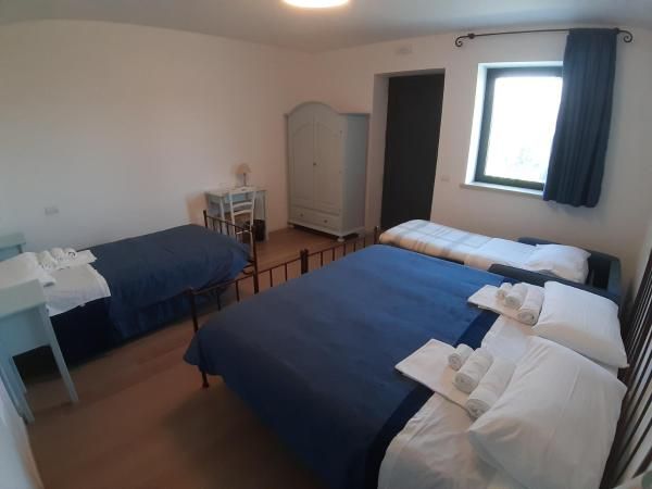 Camera accogliente con letti comodi e arredi pratici, perfetta per un soggiorno tranquillo.