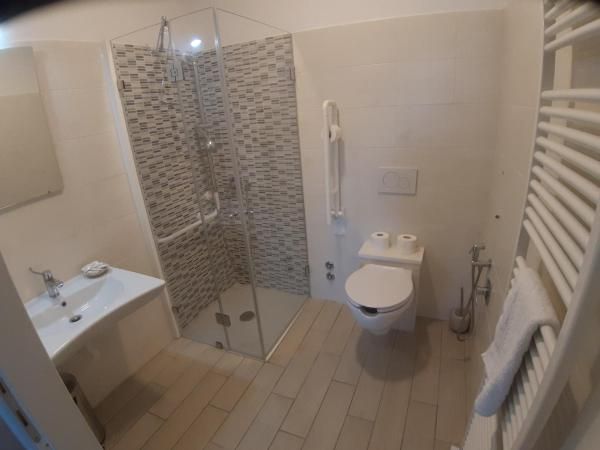 Bagno spazioso con doccia, arredato in modo moderno e ben illuminato.