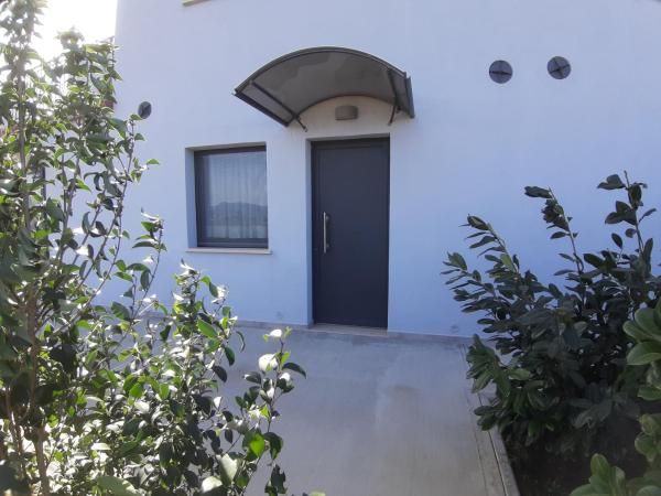 Ingresso dell'agriturismo La Semente circondato da un verde paesaggio.