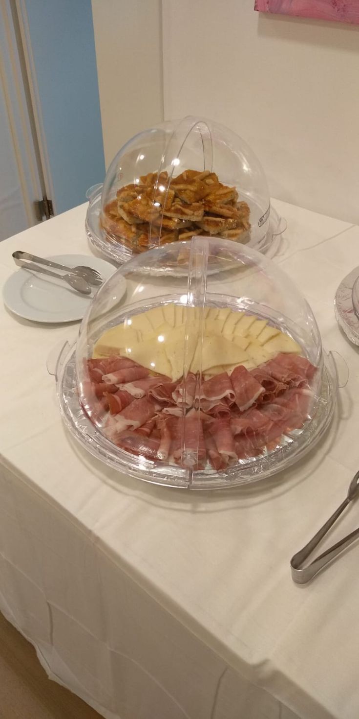 Un assortimento di affettati e formaggi presentati in un agriturismo umbro.