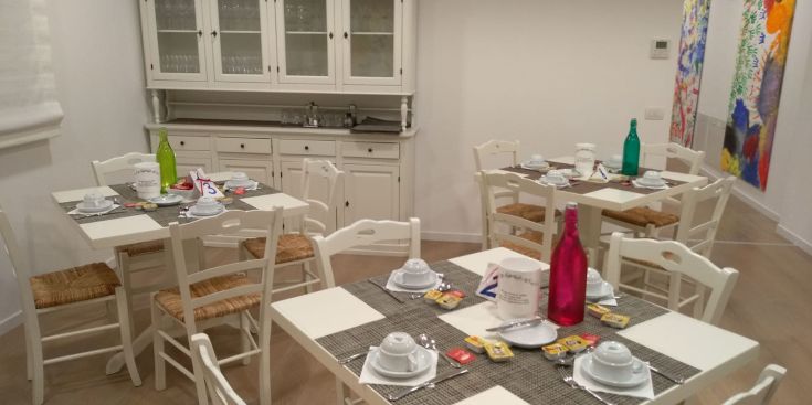Ambiente riservato con tavoli ben disposti, ideale per pasti in agriturismo, con un'atmosfera calda e accogliente.