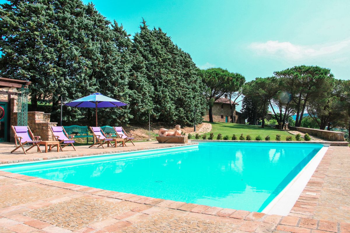 Piscina situata nel resort, immersa nel verde, offre momenti di tranquillità e ristoro.
