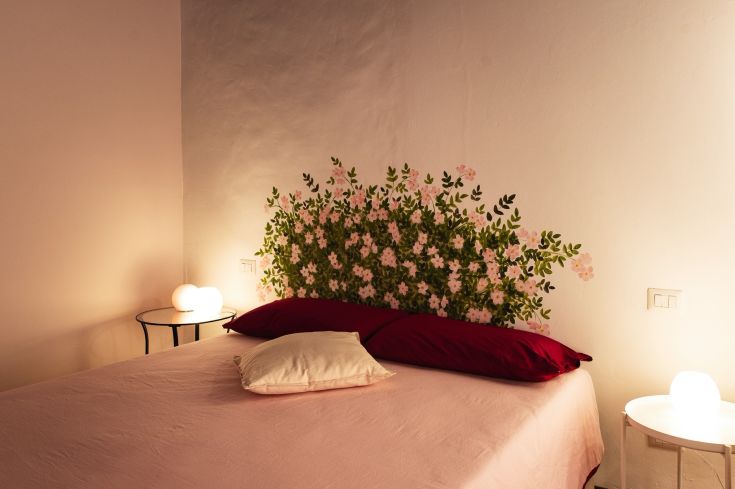 Spazio semplice con decorazioni floreali e luce calda, adatto per momenti di relax.