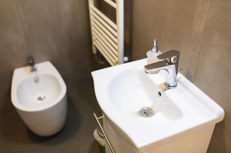 Un bagno ben arredato con lavabo e bidet, caratterizzato da uno stile sobrio e funzionale.