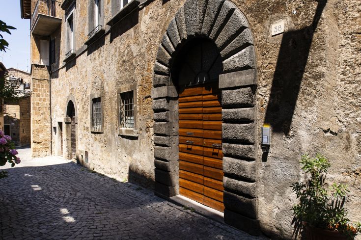 Un angolo di un affascinante vicolo con porte in legno e mattoni a vista, tipico dell'architettura locale.
