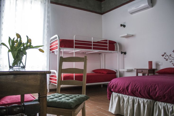 Camera con letti a castello, arredi funzionali in un'atmosfera semplice e rilassante.