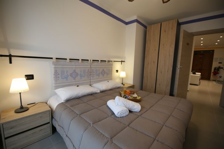 Simple room with understated decor and a cozy atmosphere for a relaxing stay.