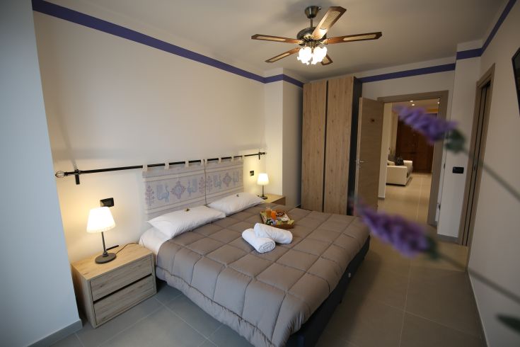 Simple and comfortable room in a B&B, featuring tasteful furnishings and a serene atmosphere.