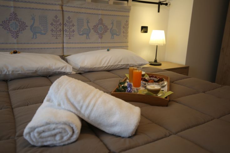 Simple room with breakfast included, featuring comforts for a pleasant stay.