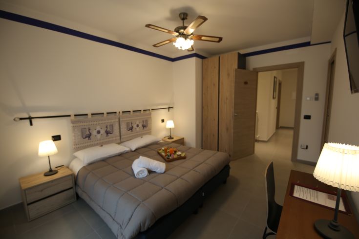 Well-furnished space of the B&B I Fiori di Margherita, featuring simple details and a warm, inviting atmosphere.