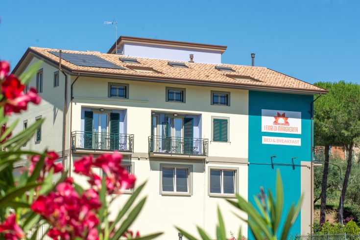 B&B I Fiori di Margherita provides a comfortable environment for a stay in Umbria, with various amenities for guests.