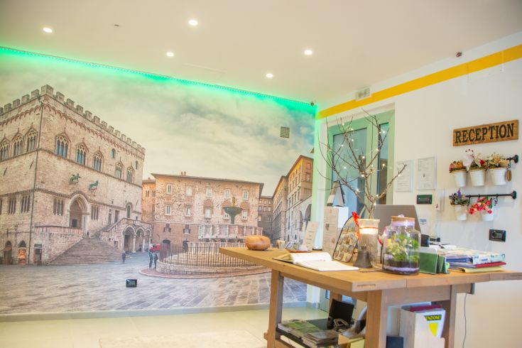 A cozy reception featuring elements that reflect the Umbrian tradition and comfort.