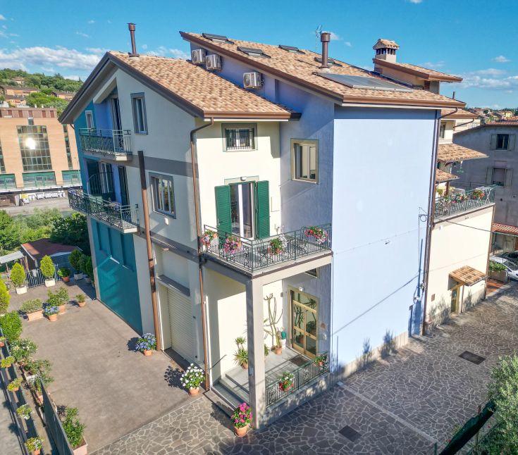 The B&B I Fiori di Margherita offers a cozy environment with well-furnished rooms, perfect for a relaxing stay.