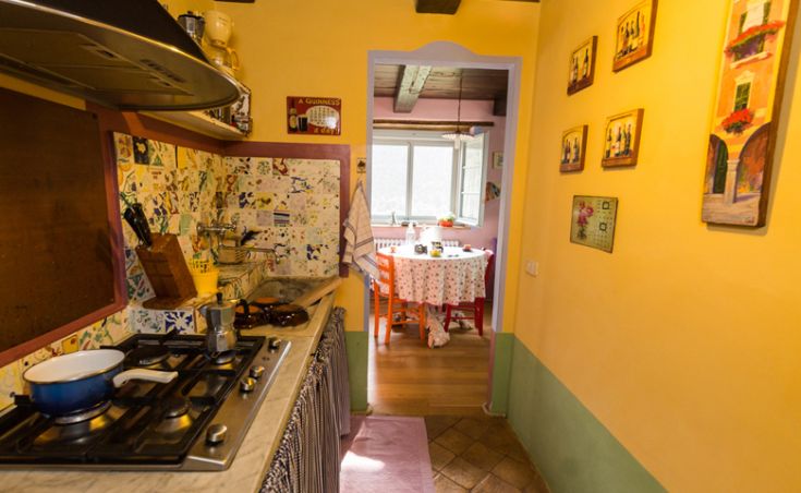 Eine einfache, gut organisierte Küche mit lebhaften Dekorationselementen. Ein inspirierender Raum zum Kochen.