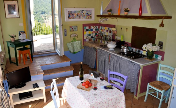 Eine einladende Küche mit Blick auf eine natürliche Landschaft, perfekt für gesellige Momente.