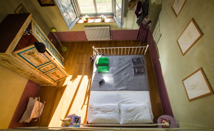 Ein Schlafzimmer mit natürlichem Licht und schlichter Einrichtung, ideal für Entspannungsmomente.