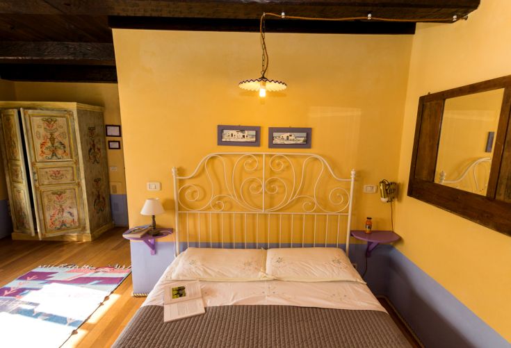 Gemütlicher Raum, dekoriert in warmen Farben, perfekt für entspannende Momente. Einfache und einladende Atmosphäre.