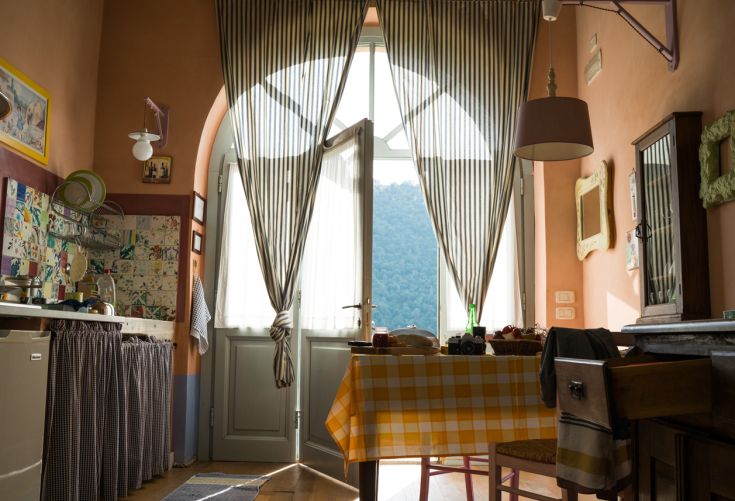 Eine gemütliche Küche mit rustikalen und hellen Details.