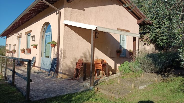 Ein Bauernhof, umgeben von 18 Hektar Grünflächen, mit Selbstversorgerwohnungen und einem Außenpool.