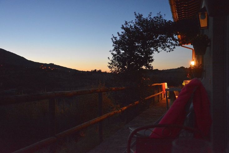 Sonnenuntergang über einem Hügel eines Bauernhofs, mit einem Weg, der zu Spaziergängen durch die umliegende Natur einlädt.