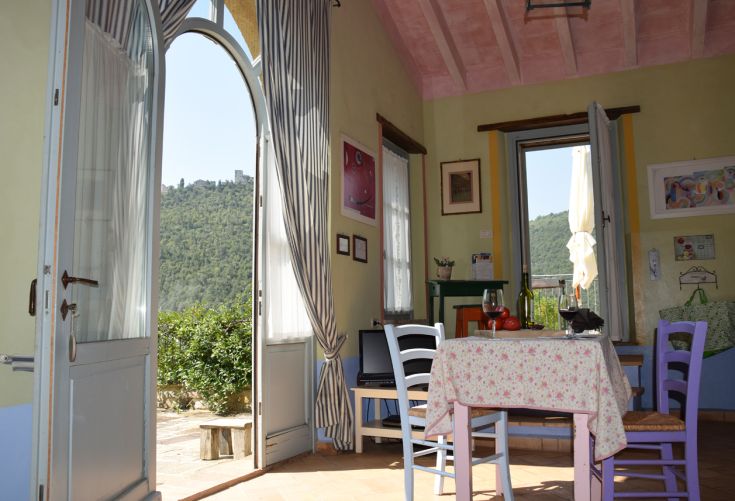 Eine einladende Küchenecke geschmackvoll eingerichtet, erhellt von natürlichem Licht mit Blick auf die umliegenden Hügel.