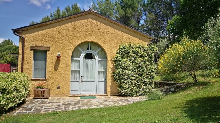 Umgeben von Natur bietet das Landhaus fünf separate Apartments und einen Außenbereich zum Essen.